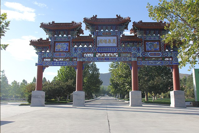 灵山宝塔陵园大门