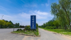 公墓入口指示牌