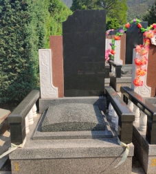 青峰园立碑