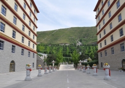 点击查看源图 灵山宝塔陵园图片环境实拍图