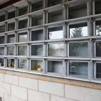 随缘阁室外骨灰墙