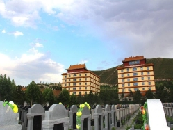 点击查看源图 灵山宝塔陵园图片环境实拍图