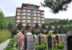 点击查看源图 灵山宝塔陵园图片环境实拍图