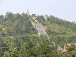 点击查看源图 灵山宝塔陵园图片环境实拍图
