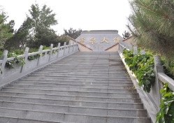点击查看源图 灵山宝塔陵园图片环境实拍图