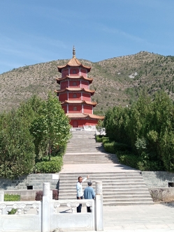 点击查看源图 皇家龙山陵园环境实拍