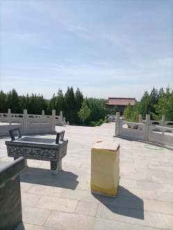 点击查看源图 皇家龙山陵园环境实拍