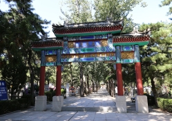 墓区入口