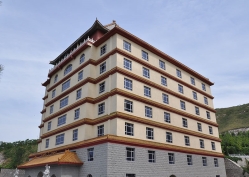 点击查看源图 灵山宝塔陵园图片环境实拍图