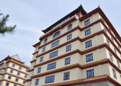 点击查看源图 灵山宝塔陵园图片环境实拍图