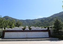 天山陵园环境图