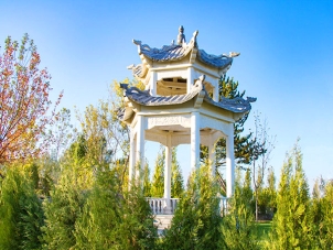卧龙公墓