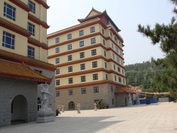点击查看源图 灵山宝塔陵园图片环境实拍图